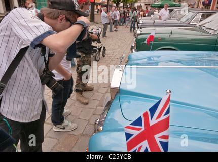 Prendre des photos de l'esprit d'Extase mascot sur Rolls-Royce avec fanions britanniques et polonais à montrer à Świdnica, Pologne Banque D'Images