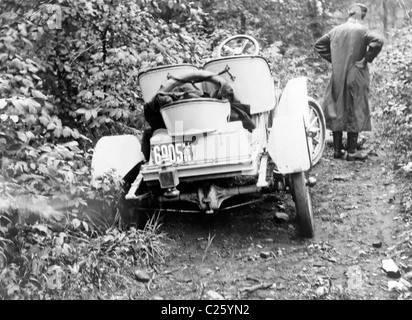 Coincé dans l'automobile sur la route de fossé à New York, vers 1909 Banque D'Images