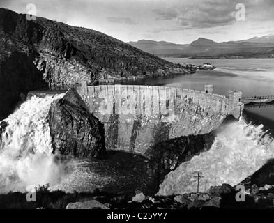 Vue aérienne du barrage Roosevelt et de Roosevelt Lake, vers 1916 Banque D'Images