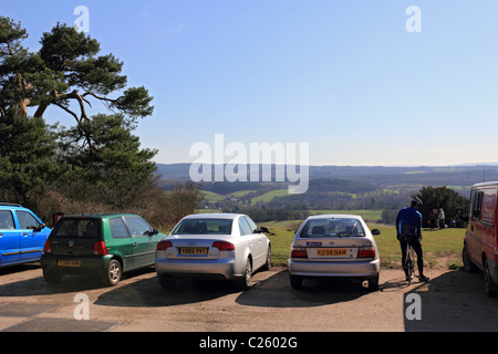 Parking à Newlands Corner Albury sur une partie de la North Downs près de Guildford, Surrey, Angleterre, Royaume-Uni Banque D'Images