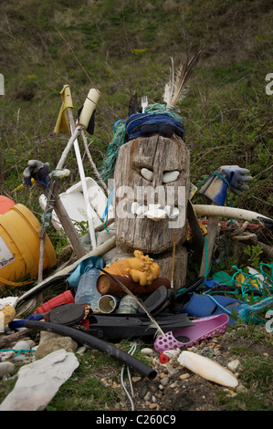 Un assemblage sculptural fabriqué à partir de Babylon Circus, et d'autres matériaux recyclés trouvés sur la plage de Ringstead dans le Dorset. Angleterre, Royaume-Uni. Banque D'Images