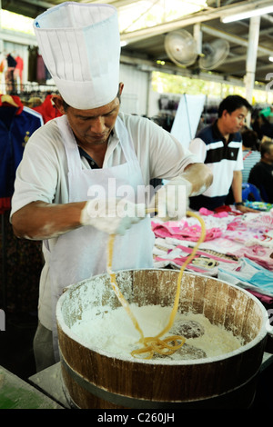 Chef making Sky silk . dessert dessert sucré, miel thaï food court , Bangkok, Thaïlande Banque D'Images