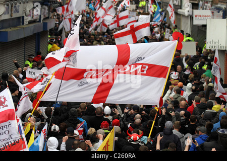 Les foules avec l'Angleterre les drapeaux et banderoles à l'English Defence League et de démonstration les musulmans contre le racisme Rally, Blackburn, Avril, 2011 La Ligue de défense anglaise (EDL) d'extrême-droite est un mouvement de protestation de la rue qui se concentre sur l'opposition à ce qu'elle estime être une propagation de l'islamisme et la charia au Royaume-Uni. Il se décrit comme un anti-raciste et d'organisation des droits de l'homme. Banque D'Images