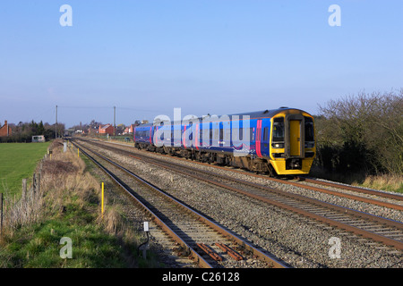 First Great Western 158951 têtes à travers Eckington avec un Great Malvern - Gloucester service sur 4/3/11. Banque D'Images