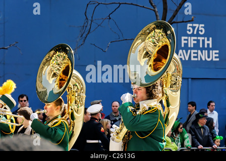 17 mars 2009 - Manhattan : Saint Patrick's Day Parade réfléchi sur les tubas de High School Marching Band, 575 Fifth Ave sur mur, NYC Banque D'Images