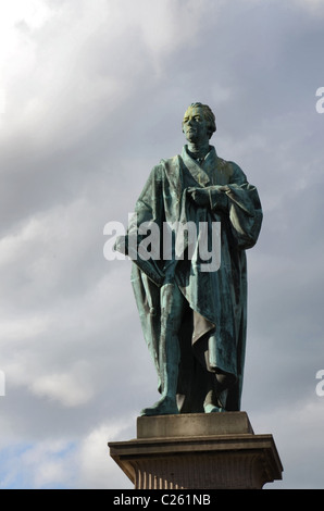 La statue de William Pitt le Jeune (1759-1806) , se trouve à la sortie de George Street et Frederick Street à Édimbourg, Écosse, Royaume-Uni. Banque D'Images