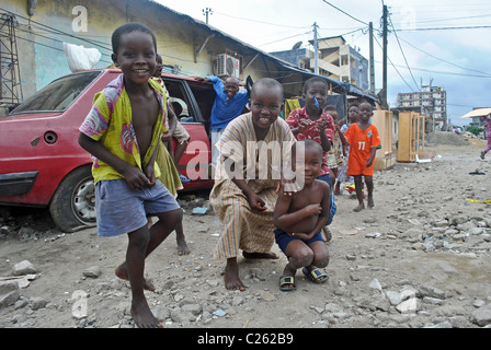 Enfants jouant dans la région d'Abidjan Treichville, Côte d'Ivoire, Afrique de l'Ouest Banque D'Images