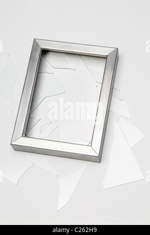 Cadre photo couleur argent vide, rompu avec du verre brisé Banque D'Images