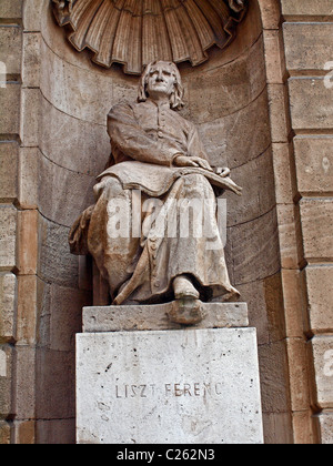 Statue de Franz Liszt (Liszt Ferenc en hongrois :) dans le cadre de l'opéra de Budapest, Hongrie Banque D'Images