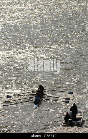 Un équipage de rameurs de la formation sur la rivière Potomac, avec un jeu de lumière argentée et rétroéclairage Banque D'Images