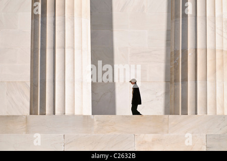 WASHINGTON DC, USA - un adolescent visitant le Mémorial de Lincoln est éclipsé par les énormes colonnes de marbre. Banque D'Images