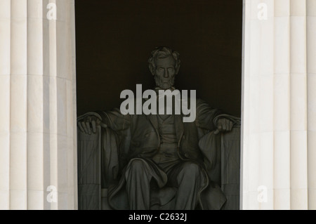 WASHINGTON DC, USA - La statue d'Abraham Lincoln pairs à partir du Lincoln Memorial passé les colonnes, en regardant vers le Capitole à l'extrémité orientale de la National Mall. Banque D'Images