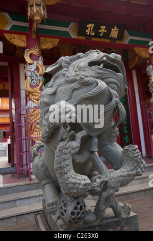Statue de Lion à l'entrée du temple de Confucius (Koshi-Byo), Nagasaki, Kyushu, au Japon. Banque D'Images