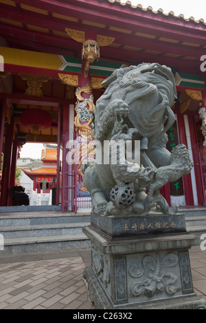 Statue de Lion à l'entrée du temple de Confucius (Koshi-Byo), Nagasaki, Japon. Banque D'Images