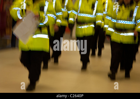 Un groupe de déménagement des policiers dans hi-vis vestes reflétant le flash de l'appareil photo, démonstration de l'EDL, Blackburn Banque D'Images