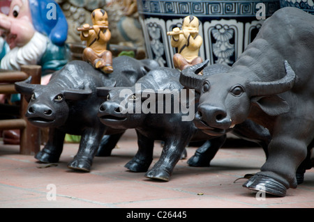 Les chiffres en céramique de Bat Trang, Vietnam. Banque D'Images