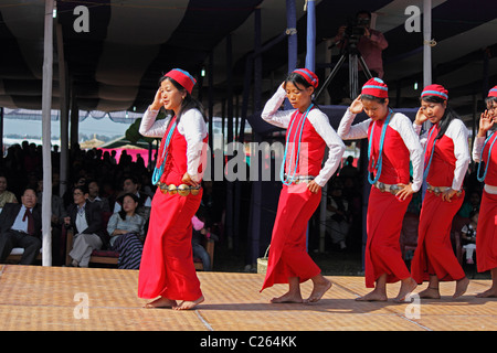 Les femmes des tribus, Tagin Performing Dance à Namdapha Festival Culturel Eco, Miao, de l'Arunachal Pradesh, Inde Banque D'Images