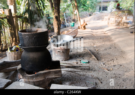 Stick traditionnel à la vapeur de riz sur un feu de pot sur une ferme dans le Nord Est de la Thaïlande l'Isan Banque D'Images