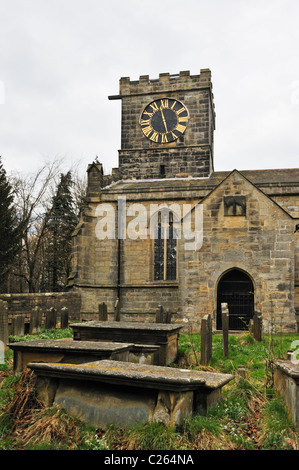 Réveil d'une seule main sur la tour ouest. All Saints Church, Harewood, West Yorkshire, Angleterre, Royaume-Uni, Europe. Banque D'Images