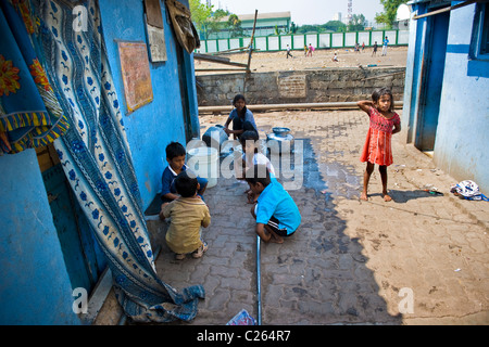 La vie quotidienne dans le bidonville près de Colaba, Mumbai, Inde Banque D'Images