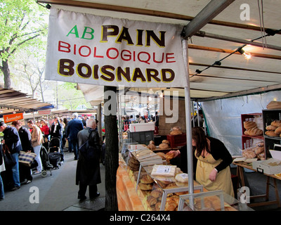 Paris, France, l'homme acheter du pain français, Bio Shopping, alimentation, marché de producteurs, Boulevard Batignolles, détail signe, vendeur de rue Banque D'Images