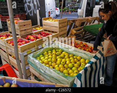 Paris, France, Shopping des gens dans le marché fermier biologique, Boulevard Batignolles, nourriture «produite localement», Paris Street vendeurs fruits, commerce durable, prix des aliments, vendeur local Banque D'Images