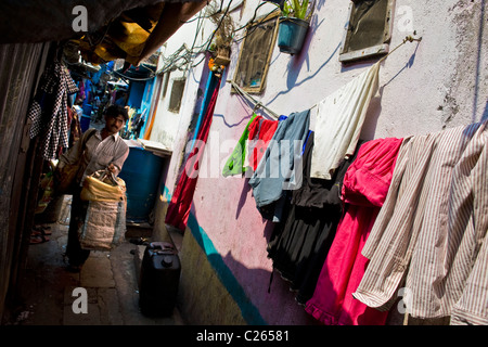 La vie quotidienne dans le bidonville près de Colaba, Mumbai, Inde Banque D'Images