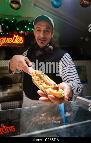 En négociant un marché continental offre des baguettes sans gluten grillées Banque D'Images