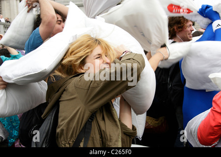 4ème journée internationale de lutte contre l'oreiller qui a eu lieu à Trafalgar Square Londres 2011 Banque D'Images