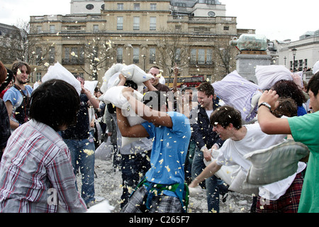 4ème journée internationale de lutte contre l'oreiller qui s'est tenue à Londres 02/04/2011 Banque D'Images