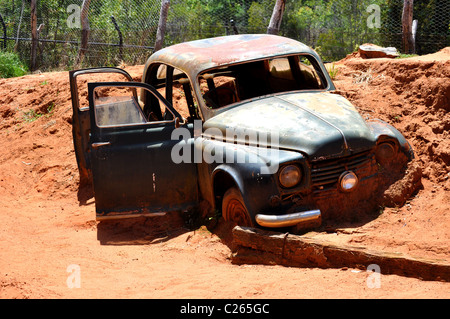 Voiture abandonnée coincé dans le sable Banque D'Images