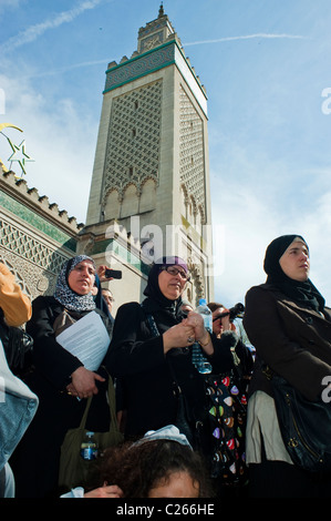 Paris, France, foule musulmane, voilées femmes dans le hijab, foulard, manifestation contre l'islamophobie, 'Mosquee de Paris' immigrants Europe Banque D'Images