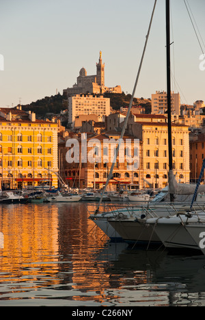 Le Vieux-Port de Marseille avec la chapelle Notre-Dame-de-la-Garde en arrière-plan. Banque D'Images