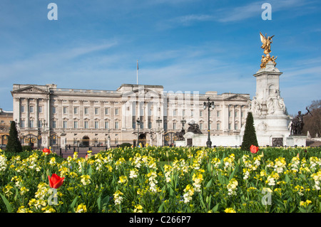 Queen Victoria Memorial à l'extérieur de Buckingham palace avec lits de fleurs au printemps. Banque D'Images