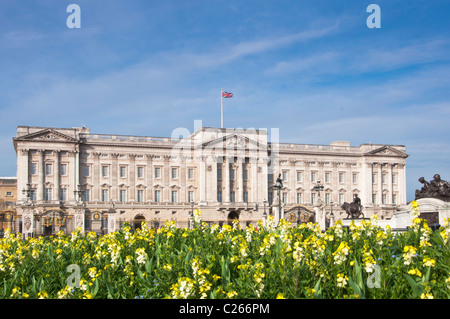 Le palais de Buckingham avec lits de fleurs au printemps. Banque D'Images