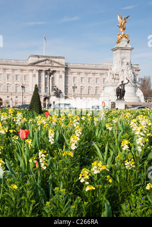 Queen Victoria Memorial à l'extérieur de Buckingham palace avec lits de fleurs au printemps. Banque D'Images