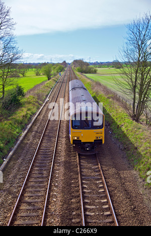 Train diesel sur la convergence des lignes de chemin de fer. Class 150. Banque D'Images