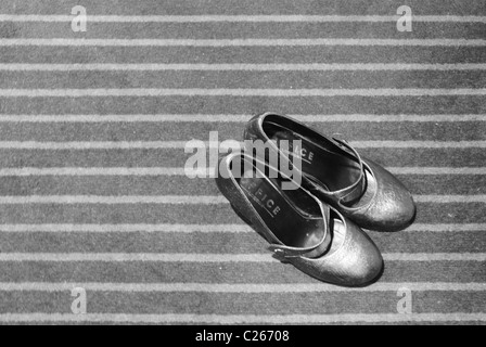 Chaussures le tapis à rayures en noir et blanc Banque D'Images