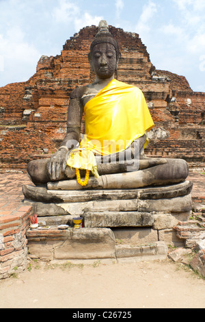 Ancienne Statue de Bouddha assis au Temple ruines du Wat Ratburana ou Wat Ratchaburana au parc historique d'Ayutthaya en Thaïlande Banque D'Images