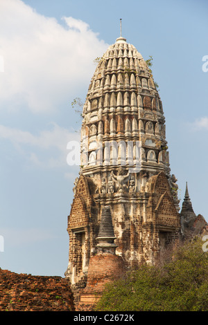 Décoré grand Chedi de Wat Phra Ram, au patrimoine mondial de l'UNESCO à Ayuthaya, Thaïlande Banque D'Images