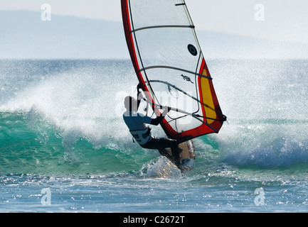 Planche à voile l'homme seul dans la mer. Banque D'Images