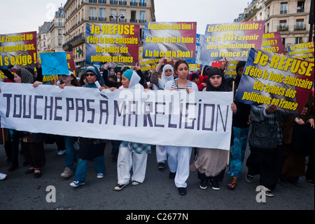 Paris, France, protestation de la foule des femmes musulmanes qui marchent et des enfants manifestant contre l'islamophobie, manifestation française signe: 'Ne pas toucher ma religion' différentes cultures religion, anti-discrimination Banque D'Images