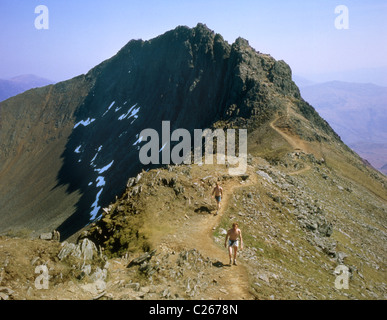 Pays de Galles Snowdon marcheurs sur lit d'Goch ridge Banque D'Images