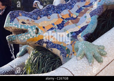 Barcelone, Espagne. El Drac par Antoni Gaudi et le Parc Guell. Banque D'Images