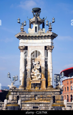 Barcelone, Espagne. Fontaine dans la Plaza de España. Banque D'Images