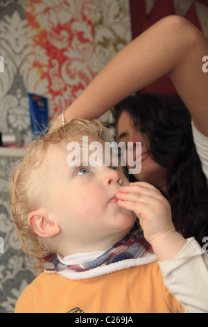 Un enfant en ayant sa première coupe. Banque D'Images