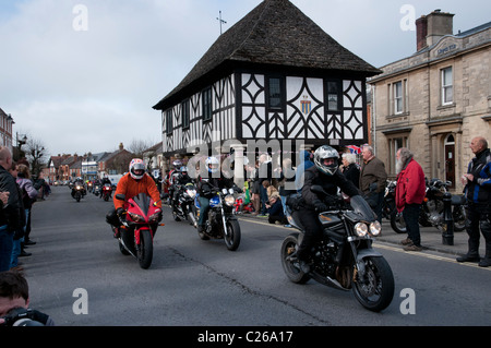 Les motards qui prennent part à la Ride de respect afin de recueillir des fonds pour l'Héros de l'Afghanistan à travers Wootton Bassett Banque D'Images