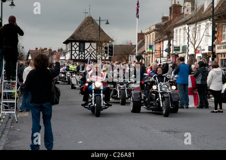 Certains lady bikers prenant part au défilé connu sous le nom de la balade de respecter leurs motos d'entraînement vers le bas Wootton Bassett High Street Banque D'Images