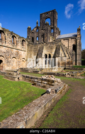 Les ruines de Kirkstall Abbey un monastère cistercien tourné en soleil du printemps Kirkstall Leeds West Yorkshire UK Banque D'Images