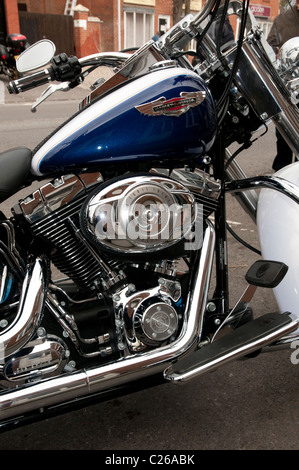 V chromé Harley Davidson Softail De Luxe Lits Jumeaux sans rouler en moto Wootton Bassett High Street pendant le trajet de respect par Banque D'Images